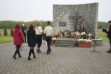 Csúrogon, a Megtépázott Krisztus szoborcsoportnál emlékeztünk az 1944–1945-ös ártatlan magyar àldozatokra