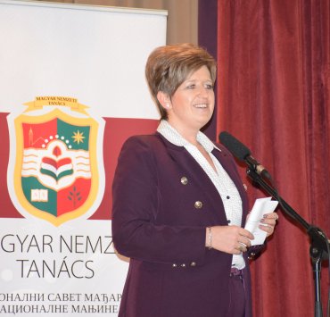 Savez Rakoci poklonio knjige sa mađarskim narodnim bajkama i čokoladu deci predškolske ustanove