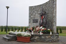 Csúrogon, a Megtépázott Krisztus szoborcsoportnál emlékeztünk az 1944–1945-ös ártatlan magyar àldozatokra