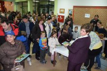 Савез Ракоци поклонио књиге са мађарским народним бајкама и чоколаду деци предшколске установе